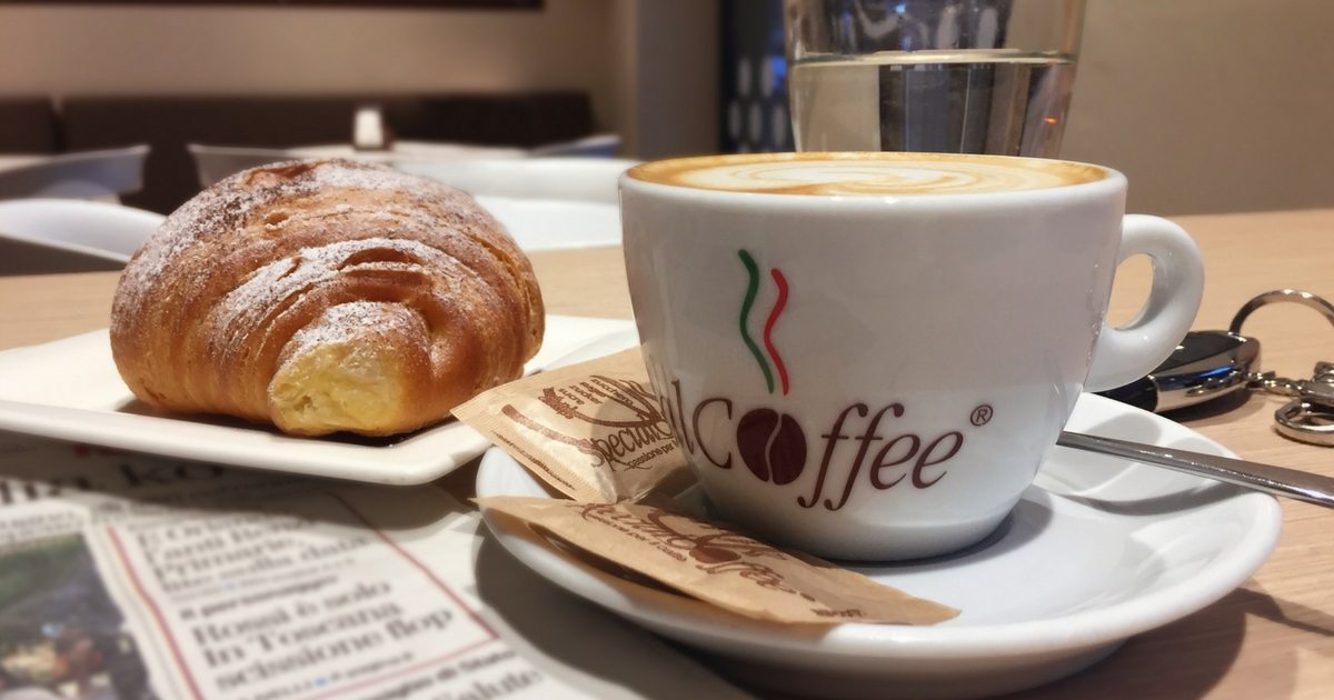 Colazione all'italiana - Italian Breakfast - cappuccino e cornetto
